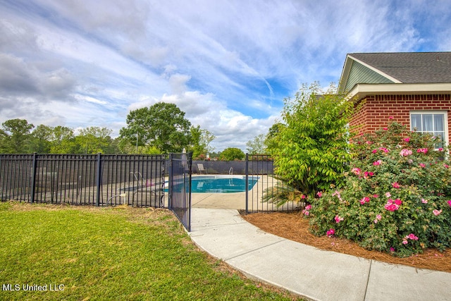 view of swimming pool featuring a lawn