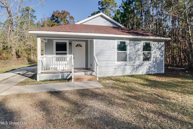 view of front facade featuring covered porch and a front lawn