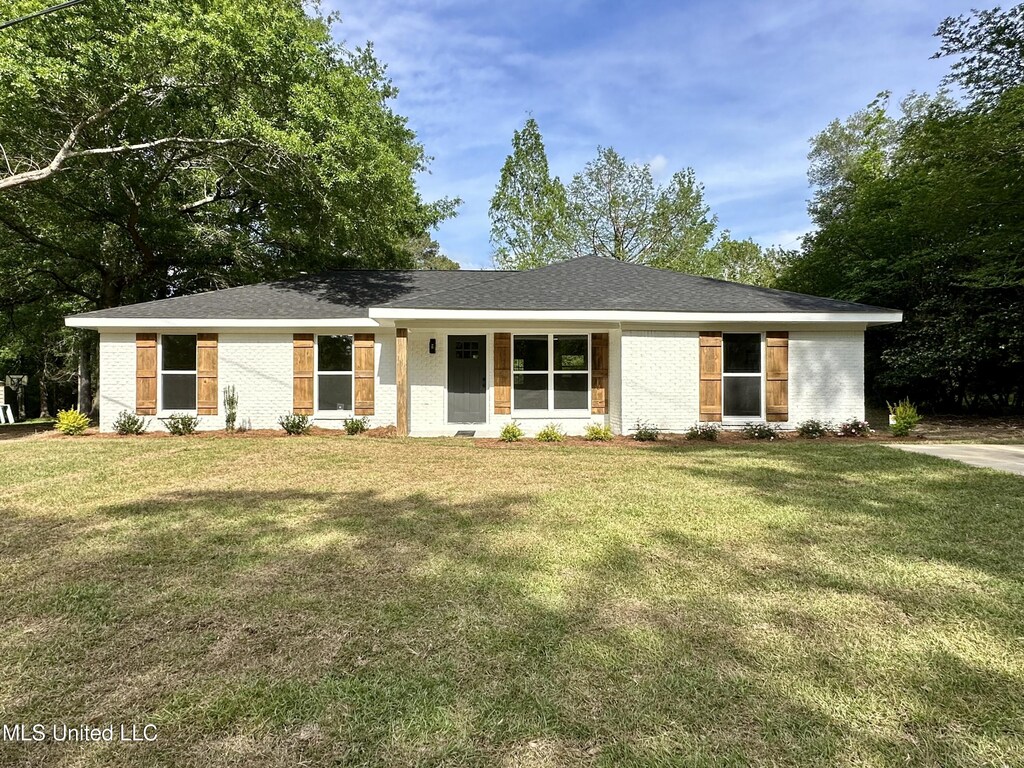 626 Siloam Rd, Magee, MS 39111 - single story home featuring brick siding and a front yard