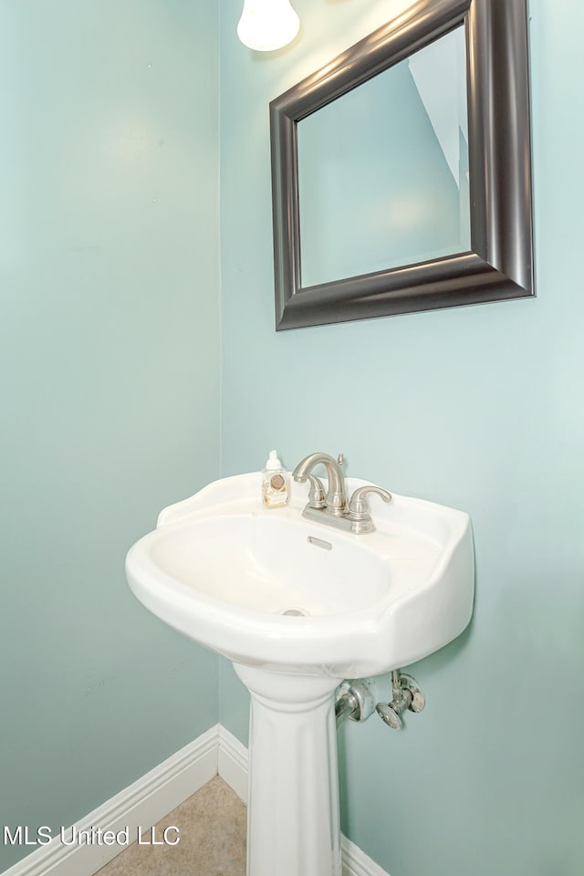 bathroom featuring sink