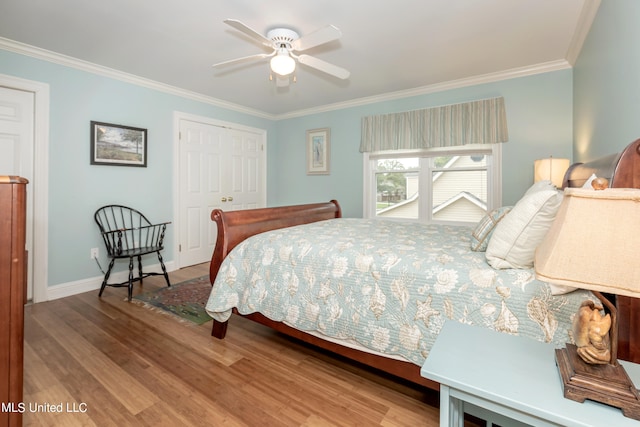 bedroom featuring crown molding, hardwood / wood-style floors, a closet, and ceiling fan