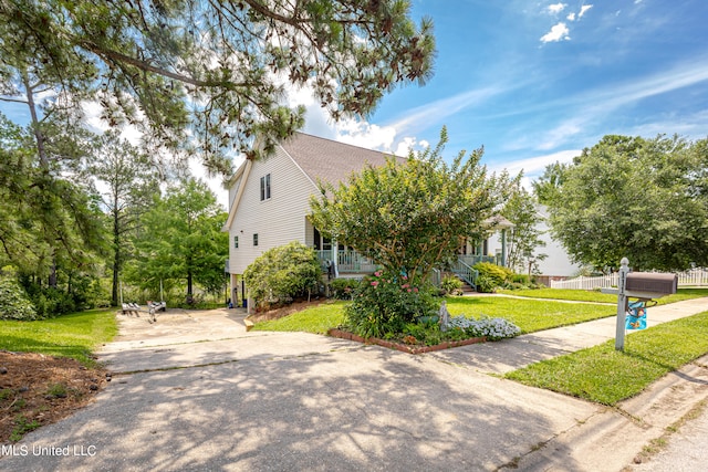 view of front of property featuring a front lawn