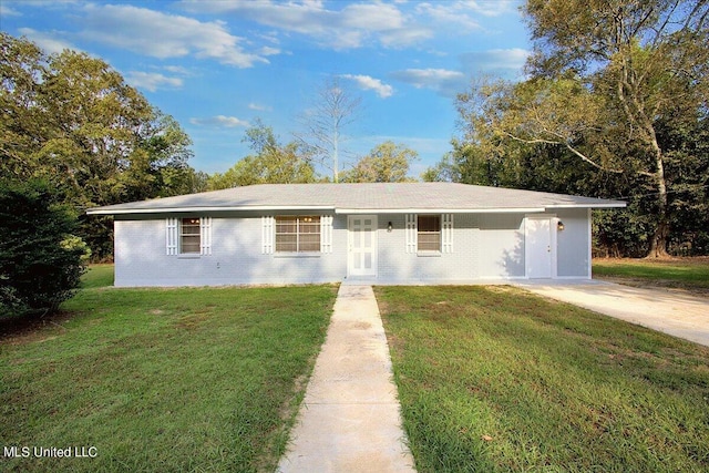 single story home with a front lawn