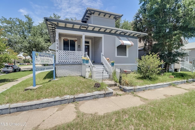 view of front of property featuring a front lawn