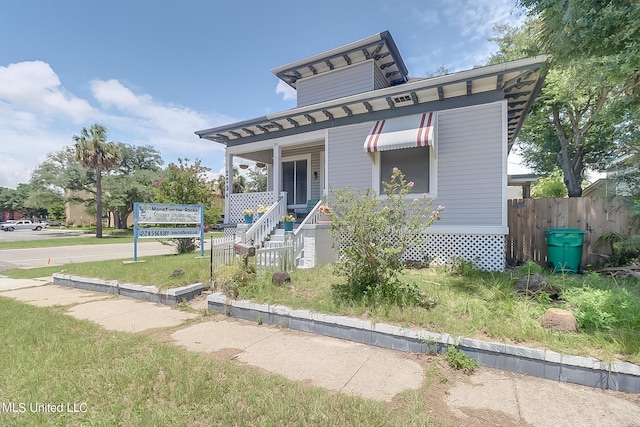 italianate home featuring a front lawn