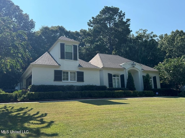 view of front of house with a front lawn