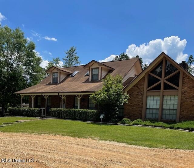 view of front of house with a front yard