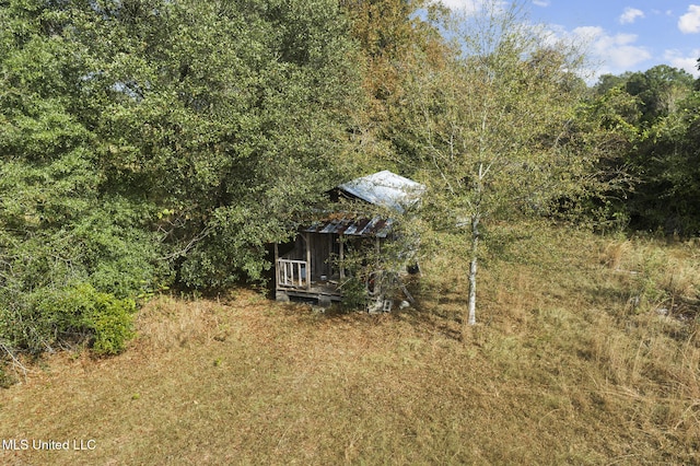 view of yard featuring an outdoor structure