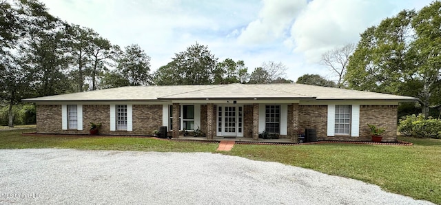 single story home featuring a front lawn