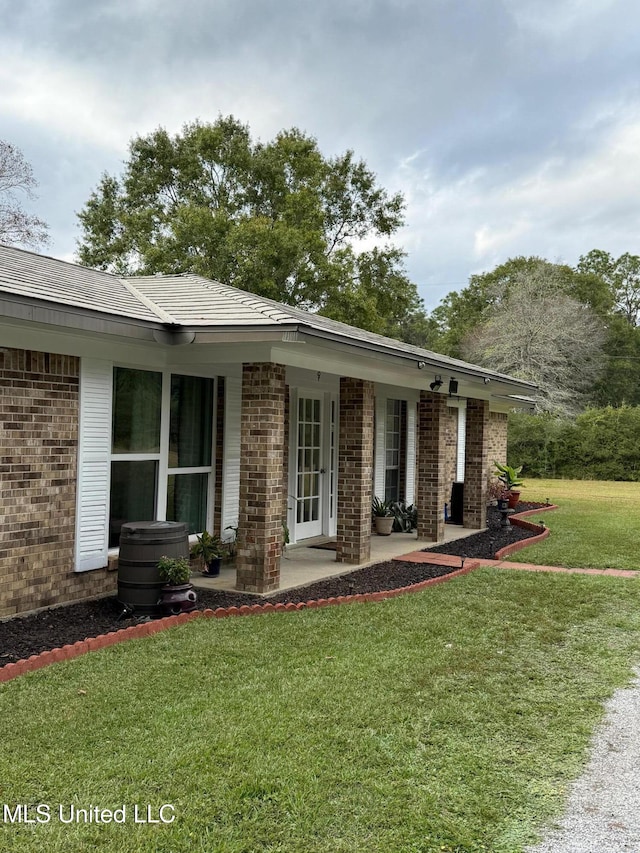 view of front of house with a patio and a front lawn