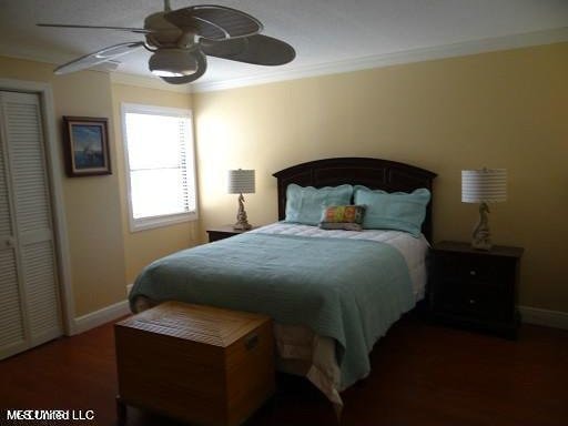 bedroom with crown molding, a closet, and ceiling fan