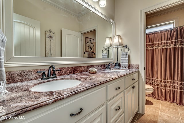 full bath with a shower with curtain, a sink, toilet, and double vanity