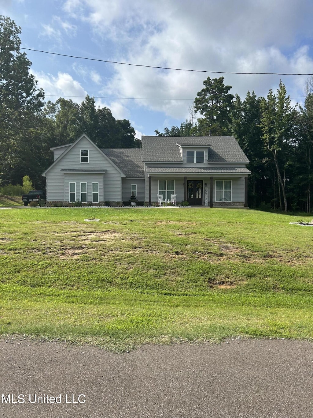 view of front of home featuring a front lawn