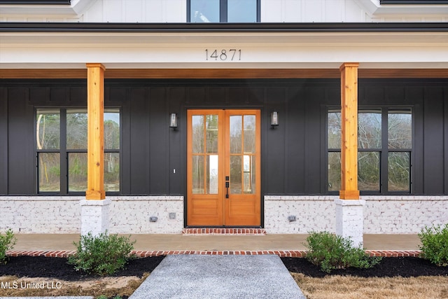 entrance to property featuring a porch