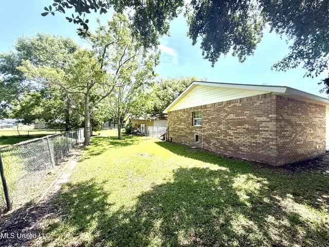 2006 Eden St, Pascagoula, MS 39581 - view of yard