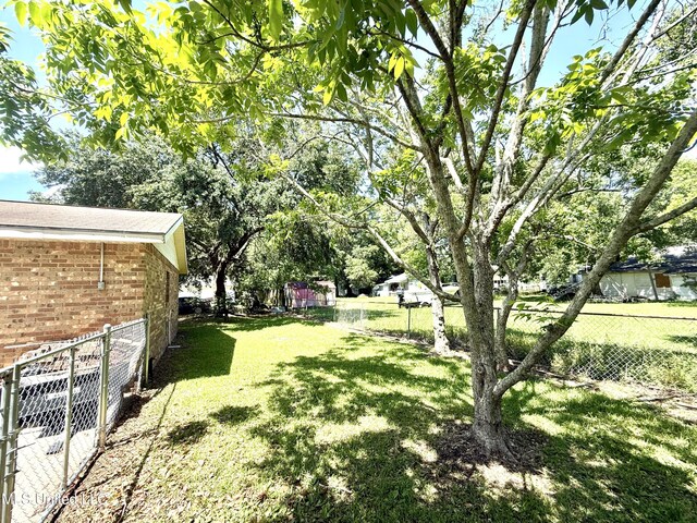 2006 Eden St, Pascagoula, MS 39581 - view of yard