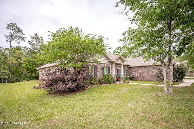 view of front of home featuring brick siding and a front lawn
