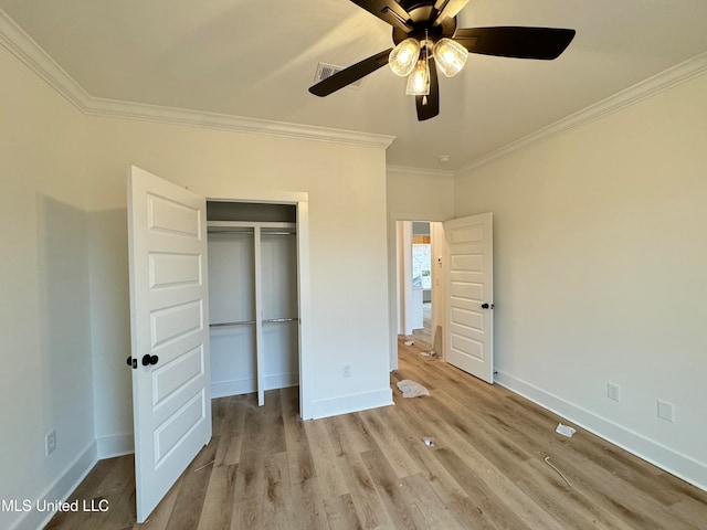 unfurnished bedroom featuring ceiling fan, ornamental molding, a closet, and light wood-type flooring