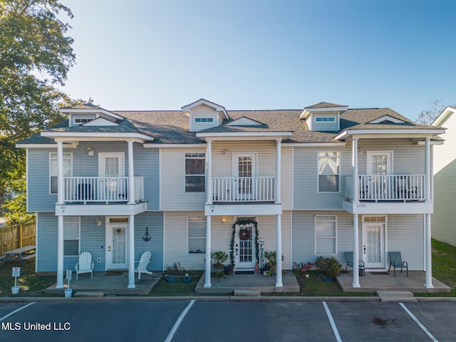 townhome / multi-family property featuring a balcony