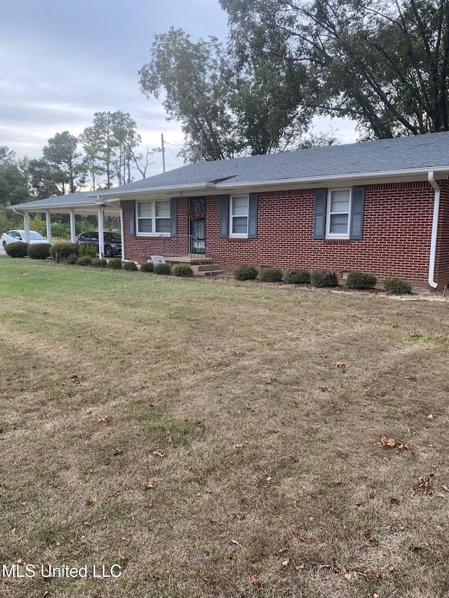 single story home with a front lawn