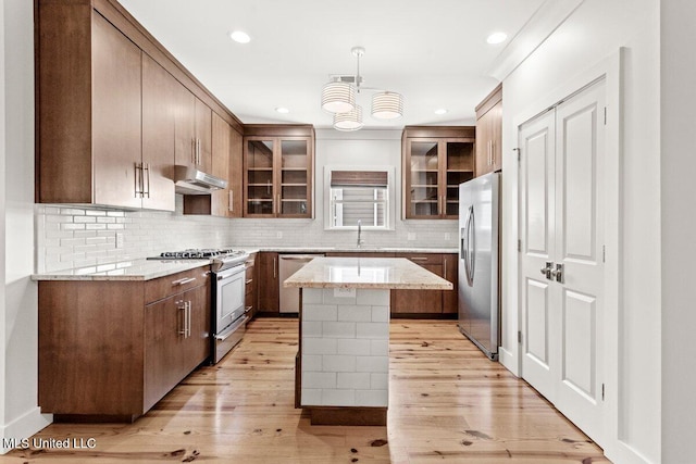 1309 Bowen Ave, Ocean Springs, MS 39564 - kitchen featuring stainless steel appliances, under cabinet range hood, a sink, backsplash, and recessed lighting