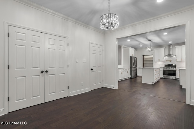 foyer entrance with a notable chandelier, dark hardwood / wood-style floors, and crown molding