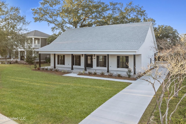 view of front of property featuring a porch and a front yard