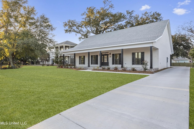 view of front of property featuring a front lawn and a porch