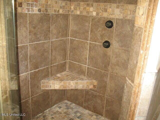 details featuring a tile shower