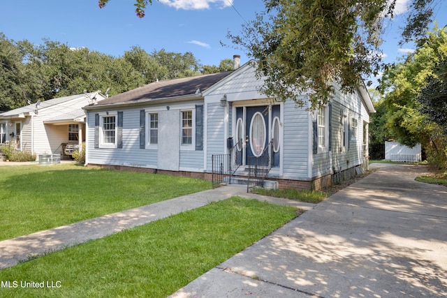 view of front of house with a front lawn