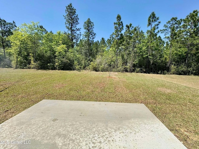 view of yard featuring a forest view
