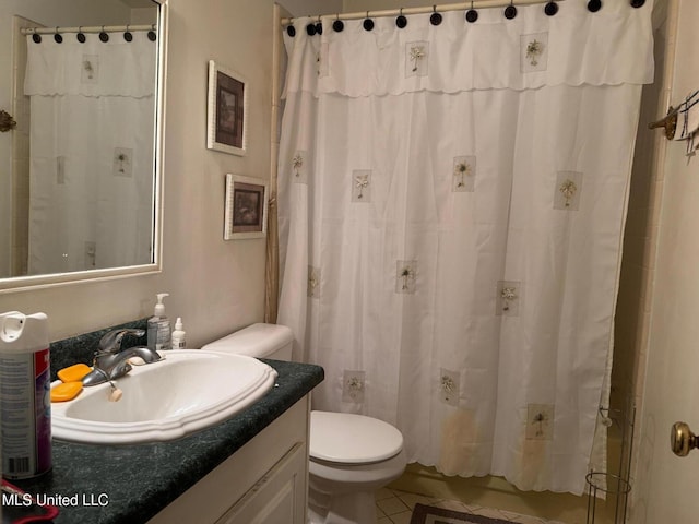 full bath with curtained shower, vanity, and toilet