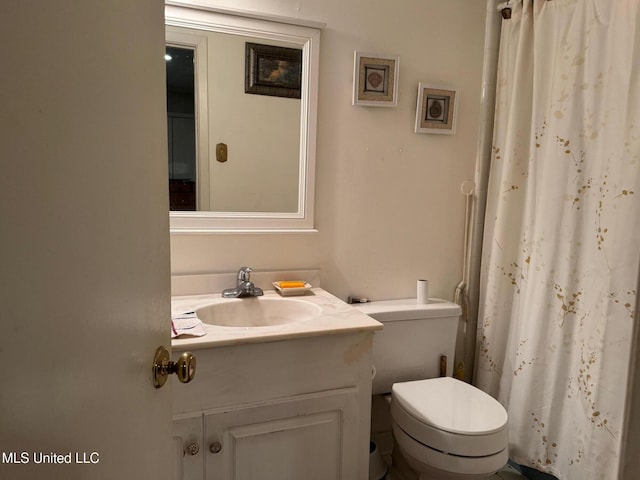 bathroom with toilet, a shower with shower curtain, and vanity