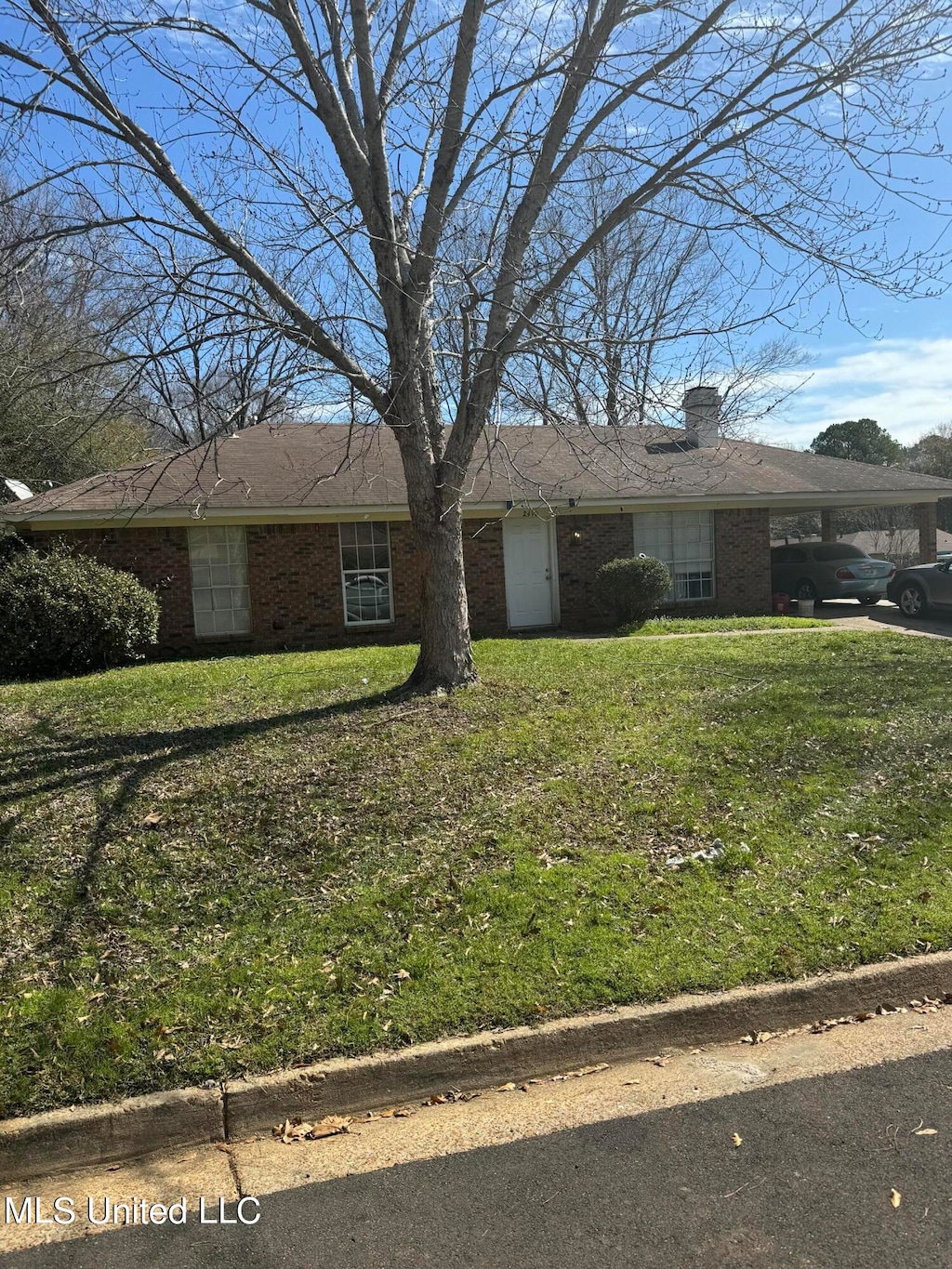 single story home with a front lawn