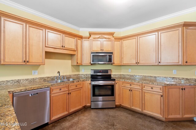 7672 N Rigmoore Pt, Olive Branch, MS 38654 - kitchen featuring appliances with stainless steel finishes, a sink, crown molding, dark tile patterned floors, and light brown cabinetry
