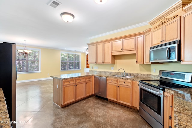 7672 N Rigmoore Pt, Olive Branch, MS 38654 - kitchen with stainless steel appliances, a sink, a peninsula, a chandelier, and crown molding