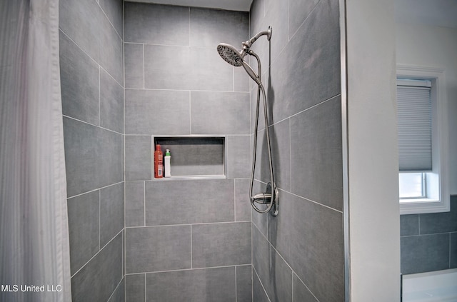 bathroom featuring tiled shower