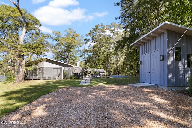 view of yard with an outdoor structure