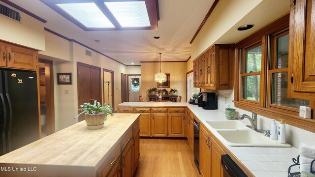 11 Aberdeen Rd, Natchez, MS 39120 - kitchen featuring black appliances, light wood finished floors, a peninsula, a sink, and tile countertops