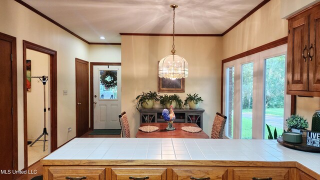 11 Aberdeen Rd, Natchez, MS 39120 - foyer entrance with a chandelier and crown molding