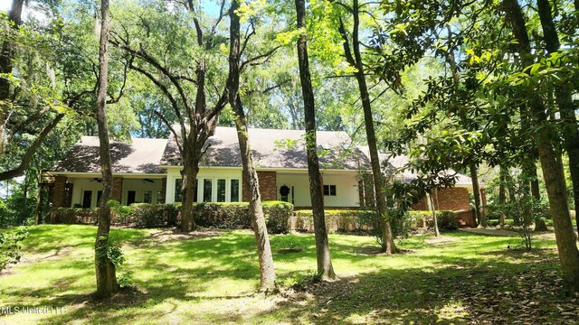 11 Aberdeen Rd, Natchez, MS 39120 - view of front of property featuring a front yard, brick siding, and a ceiling fan