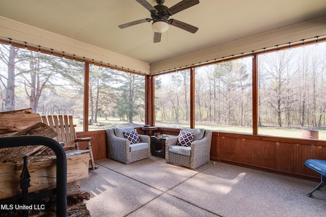 sunroom / solarium featuring a ceiling fan