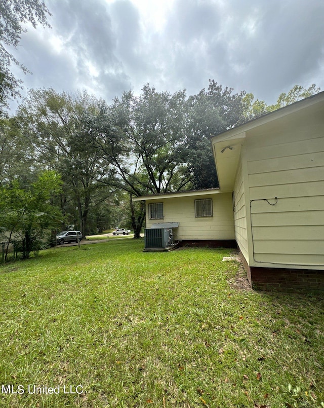 view of yard featuring cooling unit