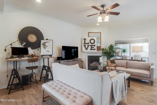 living room with recessed lighting, crown molding, ceiling fan, and wood finished floors