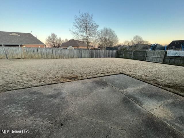 view of yard at dusk