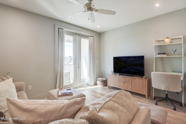 living room with baseboards, wood finished floors, a ceiling fan, and recessed lighting