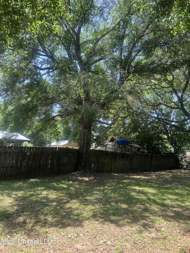 241 Iroquois St, Biloxi, MS 39530 - view of yard
