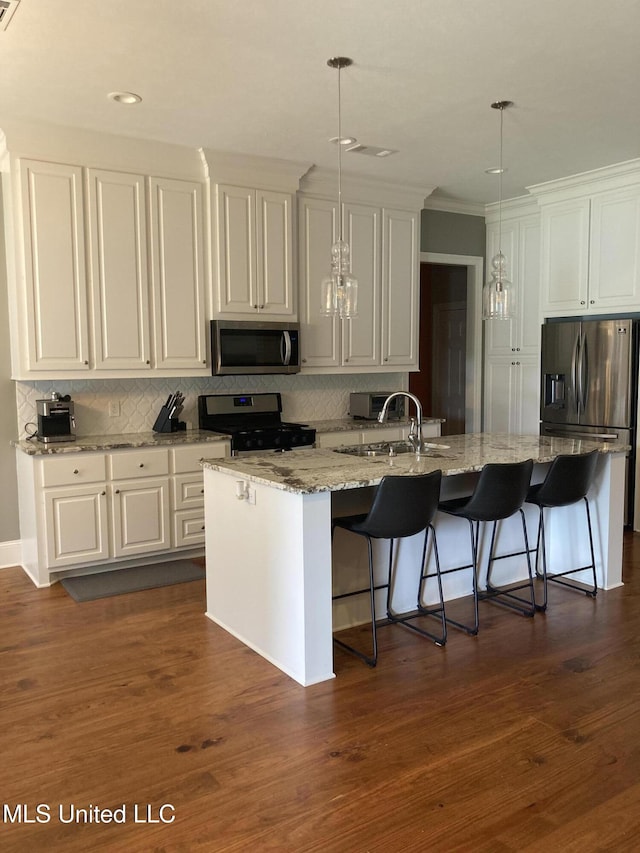 174 Falls Xing, Madison, MS 39110 - kitchen with stainless steel appliances, white cabinets, a kitchen breakfast bar, a center island with sink, and recessed lighting
