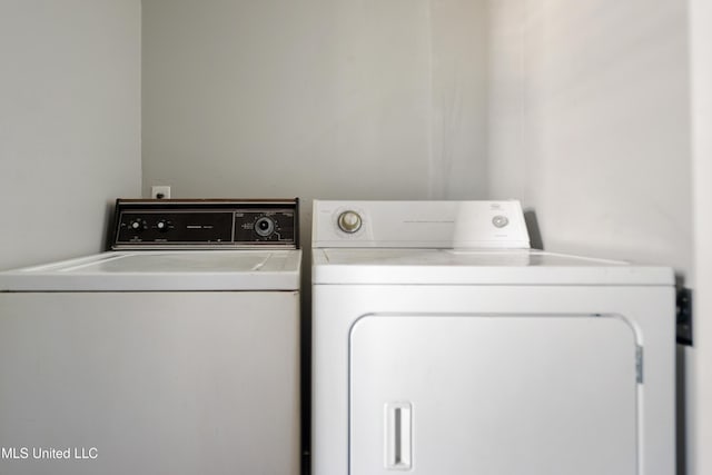 washroom featuring washing machine and dryer