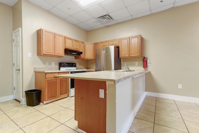 kitchen featuring sink, stainless steel refrigerator, kitchen peninsula, white range with electric stovetop, and a drop ceiling